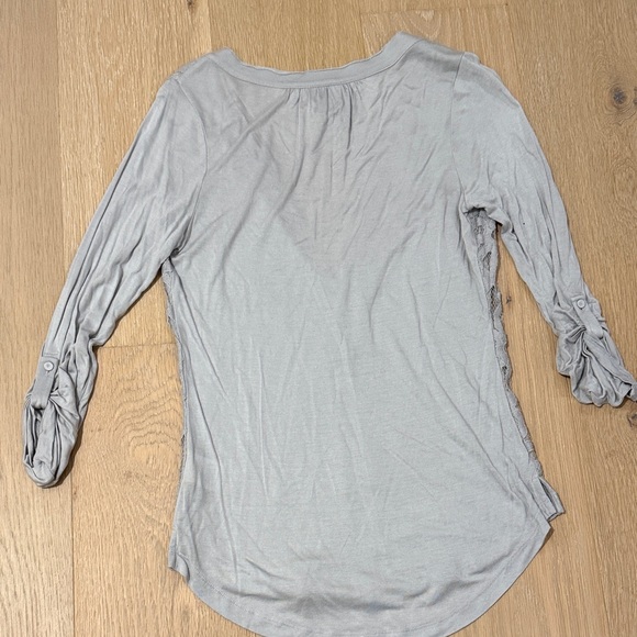 Anthropologie Gray Lacy Three Quarter Sleeve V-Neck Women's Top size s - Picture 8 of 9